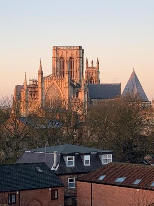 Betty'S Minster View - 6 Twins Or 3 Superkings -Central With Free Parking ヨーク エクステリア 写真
